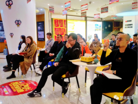 夢(mèng)居第四期員工內(nèi)訓(xùn)交流會(huì)：服務(wù)第一，態(tài)度第一，行動(dòng)第一。